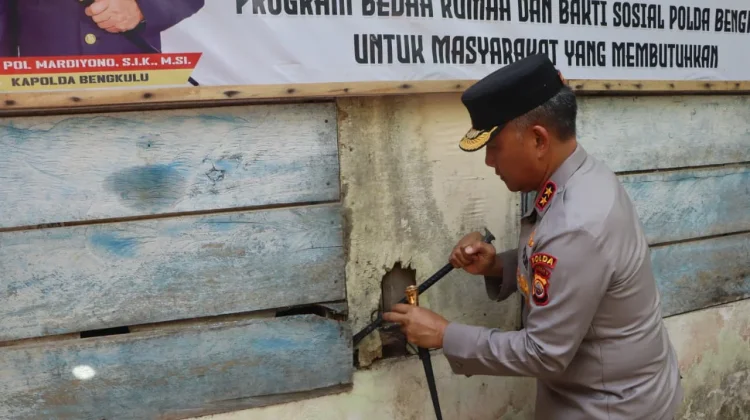Bedah Rumah, Kapolda Bengkulu Wujudkan Impian Warga Jalan Gedang