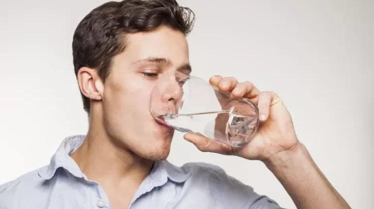 Mitos dan Fakta Minum Air Hangat