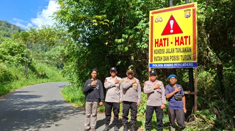 Polsek Rimbo Pengadang Pasang Spanduk Peringatan Jalan Rusak