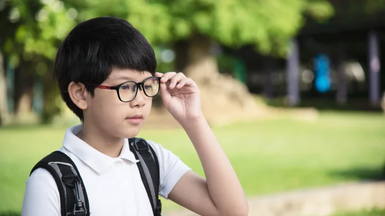 Sering Main HP, Anak Jadi Berkacamata?
