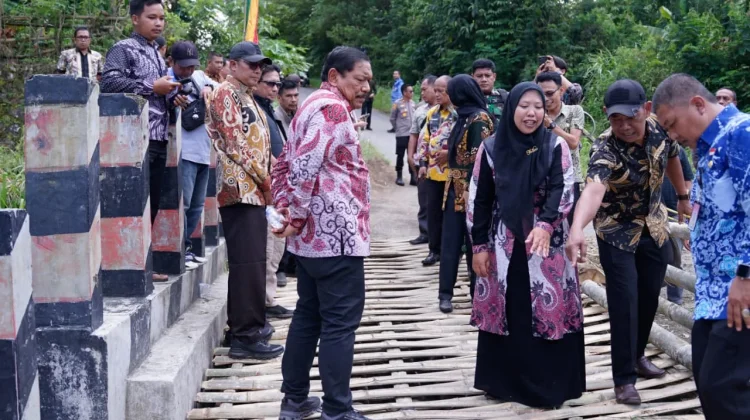 Tinjau Jembatan Amblas di Air Merah, Ini yang Dilakukan Wagub Mian