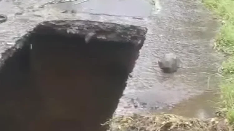 Akibat Jembatan Amblas, Warga Harus Memutar Lebih Jauh