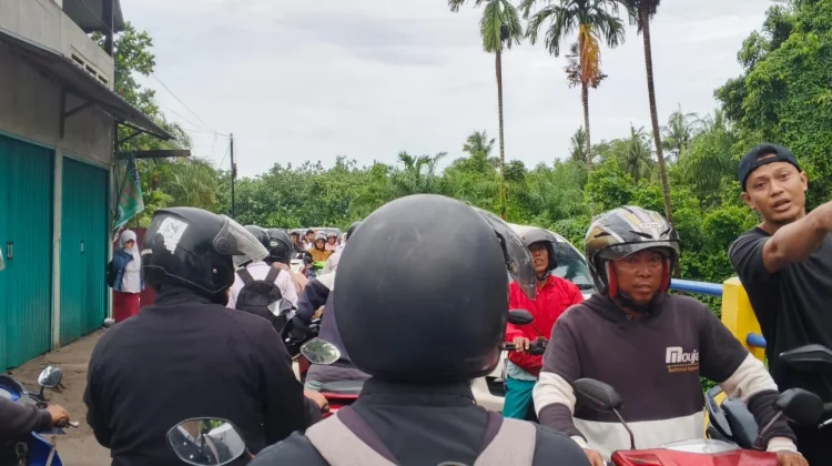 Jalur Tanggul Tanjung Jaya–Tanjung Agung Macet Parah