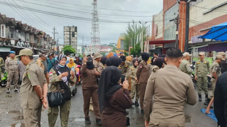 Satpol PP Bengkulu Tertibkan Pedagang di Pasar Minggu