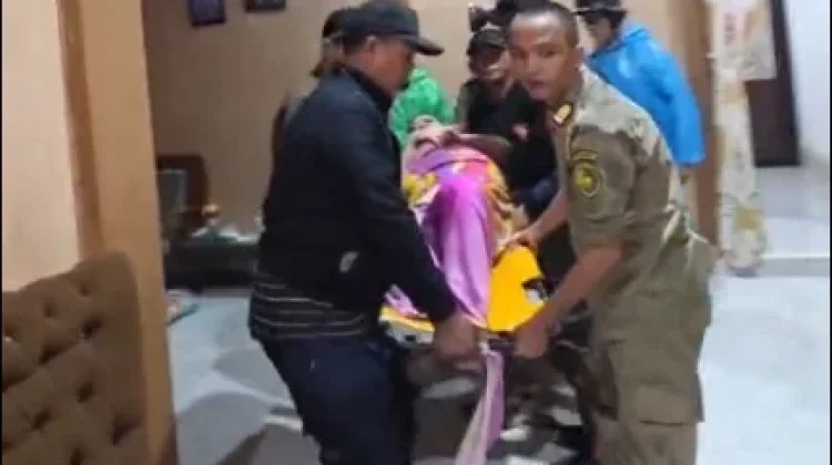 Terjebak Banjir, Satpol PP Evakuasi Warga Pasca Amputasi