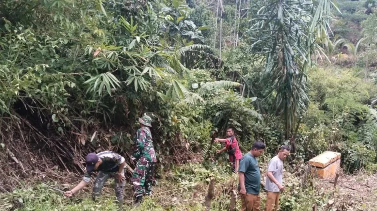 Kodim 0407/KB Ajak Warga Bersihkan Lokasi Pembangunan Jembatan Perintis Garuda