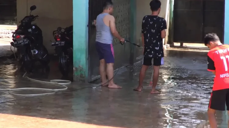 Banjir Surut, Warga Berjuang Bersihkan Rumah dari Sisa Lumpur