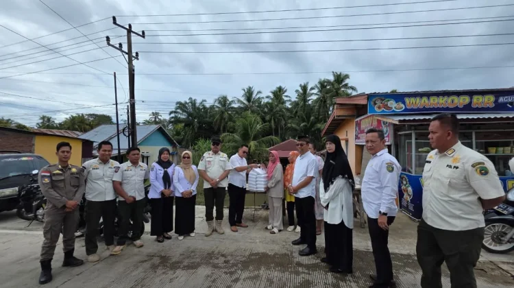 Satpol PP Kota Bengkulu Salurkan Bantuan Makanan untuk Korban Banjir
