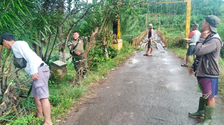 Jembatan Perintis Garuda, TNI dan Warga Sukarami Bersihkan Jembatan Gantung