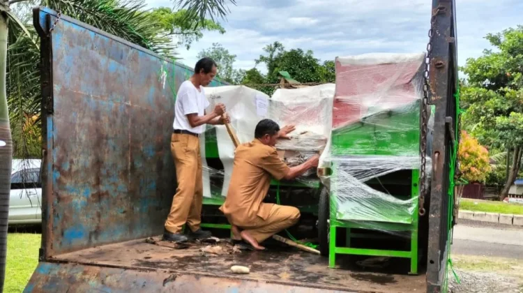 Kaur Terima 10 Unit Bantuan Alat Perontok Padi