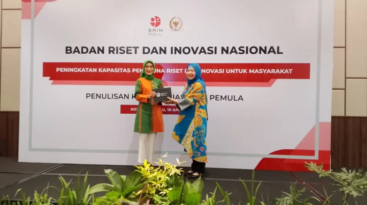 Dewi Coryati bersama BRIN Latih Penulisan Karya Ilmiah bagi pemula di Bengkulu