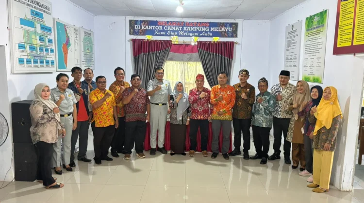 JR Bengkulu Bersama Bapenda Serahkan SPTPD kepada Camat Kampung Melayu