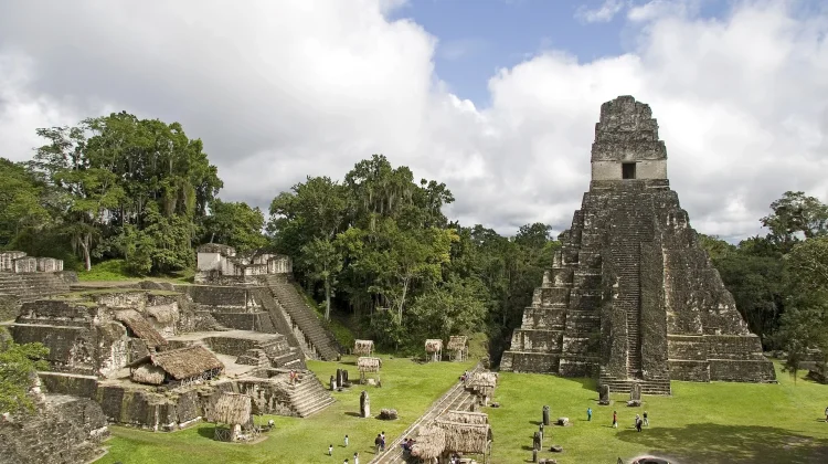 Menembus Kabut Waktu: Menjelajahi Tikal, Jantung Peradaban Maya di Guatemala