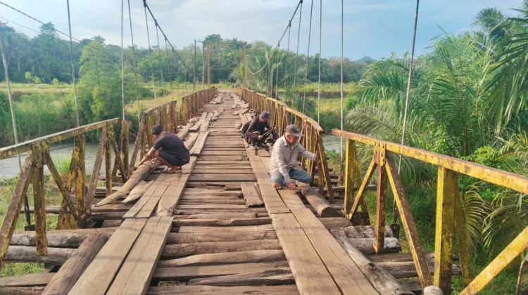 TNI bersama Masyarakat Sukarami Gotong Royong Membangun Rehab Jembatan