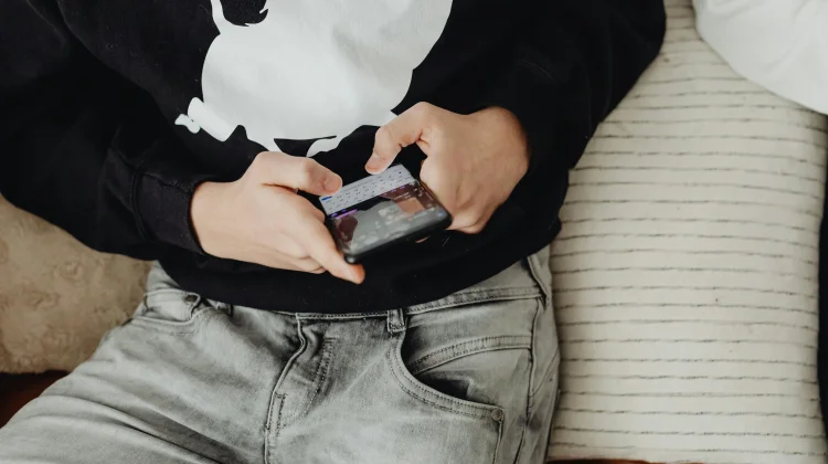 Tingginya Screen Time Picu Digital Burnout di Kalangan Generasi Muda