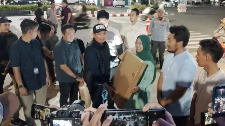 Pemkot Bengkulu Salurkan 50 Unit Meja Portable Bantu UMKM