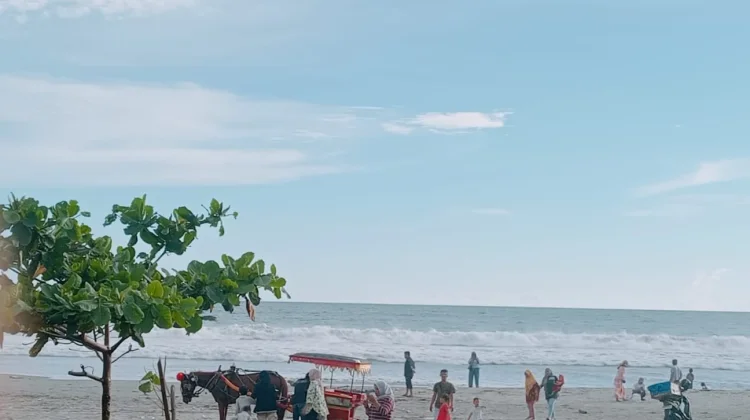 Jalan-jalan sore di Pantai Panjang