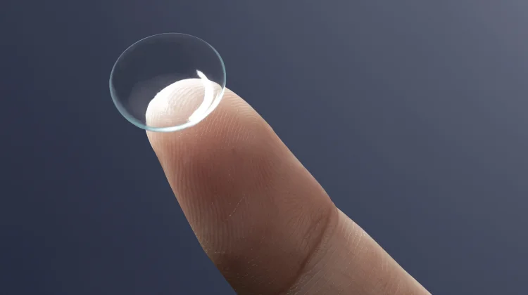 Softlens Dipakai Mandi? Ini Bahayanya