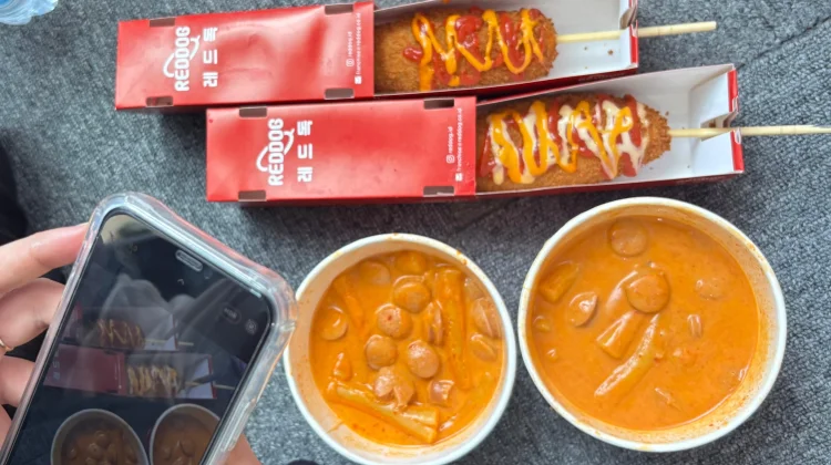 Rela Antre Demi Makanan Viral Fenomena Tren Kuliner yang Terus Berulang