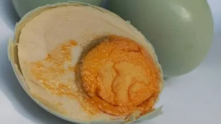 Telor Asin Tetap Jadi Favorit Kuliner Tradisional