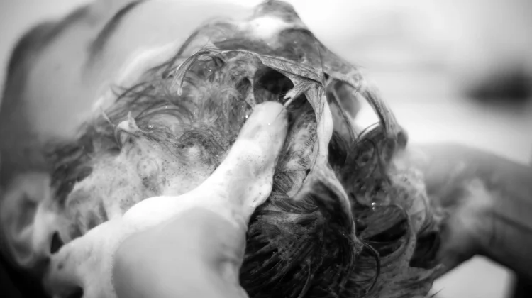 Pentingnya Mencuci Rambut dengan Benar