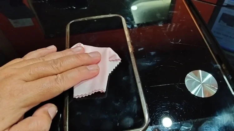 Cara Membersihkan Handphone dengan Benar agar Tetap Higienis dan Awet