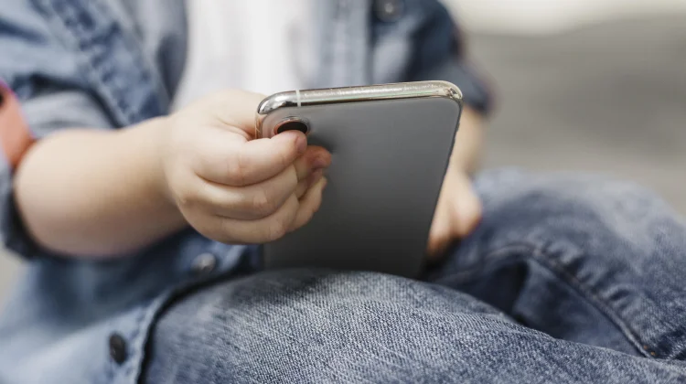 Anak Pegang Gadget Terus? Perlukah Dibatasi di Era Digital Ini