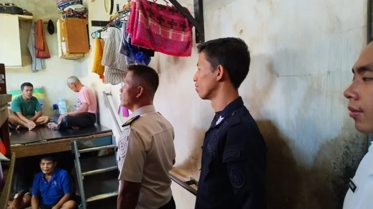 Pastikan Keamanan, Petugas Lapas Arga Makmur Awasi Blok WBP