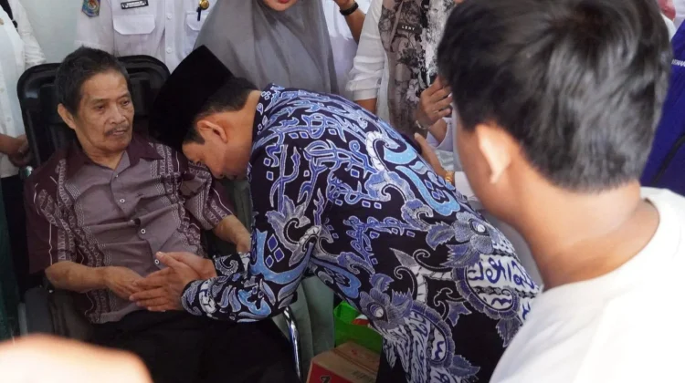 Wali Kota Bengkulu Serahkan Bantuan Kursi Roda