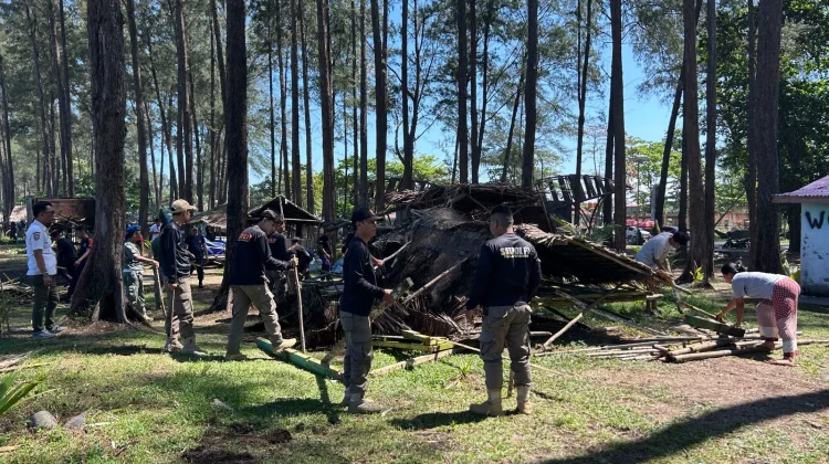 Pemkot Bengkulu Tertibkan Pondok Liar di Pantai Panjang