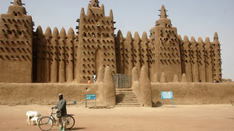 Masjid Agung Djenné: Keajaiban Lumpur Terbesar di Dunia yang 'Bernapas'