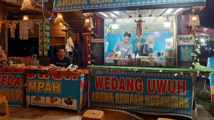 Penjual Wedang Uwuh Tetap Bertahan meskipun Harga Plastik Melambung