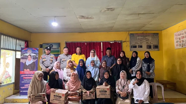 Senator Destita Salurkan Bantuan Makanan Tambahan di Posyandu Pematang Gubernur