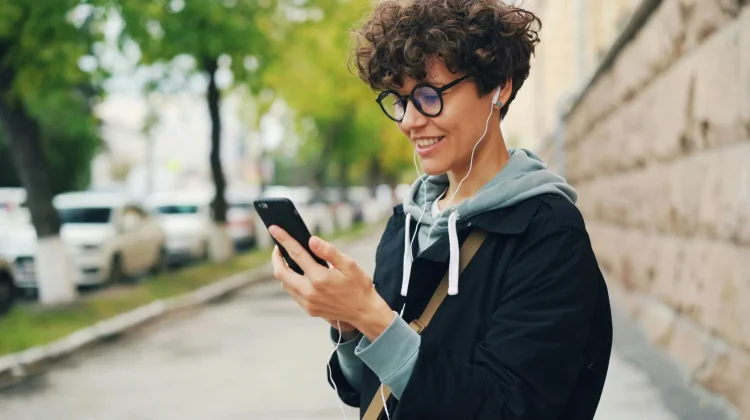 Headset Kabel atau Bluetooth, Mana Lebih Baik untuk Kesehatan?