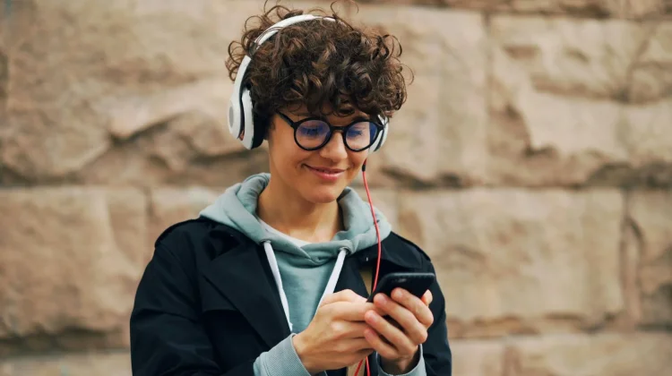 Mengapa Kini Banyak Orang Kembali Beralih ke Headset Kabel?