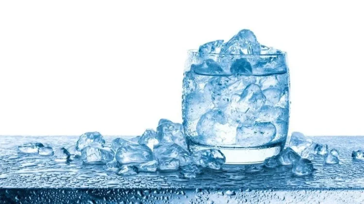 Dampak Negatif Sering Minum Air Es Berlebihan