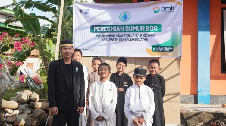 Air yang Dinanti, Kini Mengalir: Santri Sambut Sumur Bor di Rumah Qur’an Air Kemang