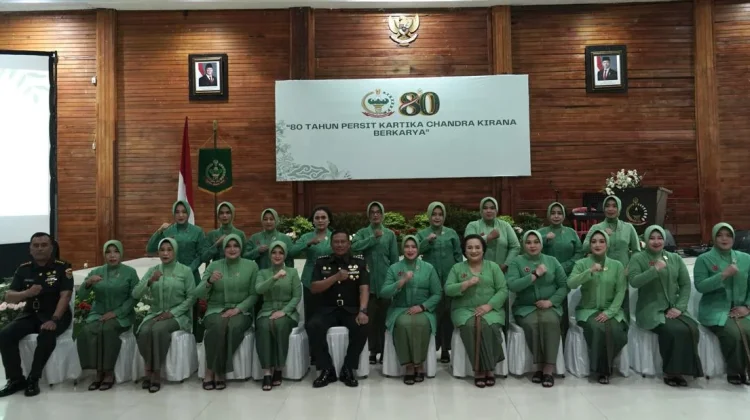 Potong Tumpeng Mewarnai HUT Persit Kartika Chandra Kirana 2026