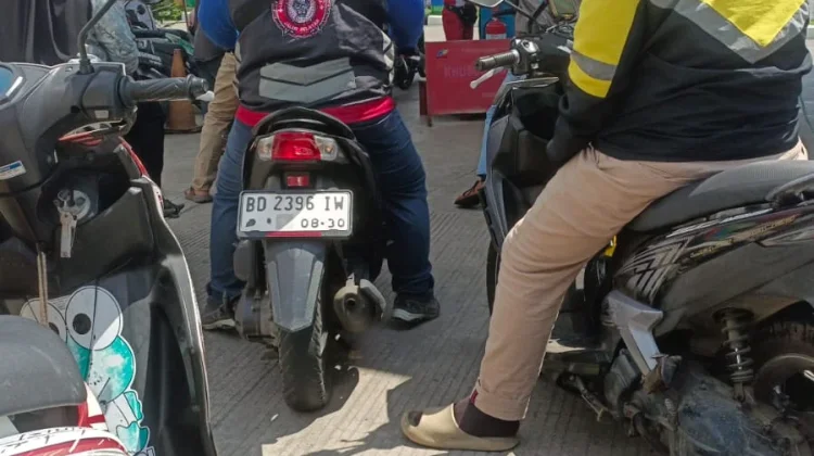 Antrean Panjang di SPBU Jadi Keluhan Pengendara Setiap Pagi
