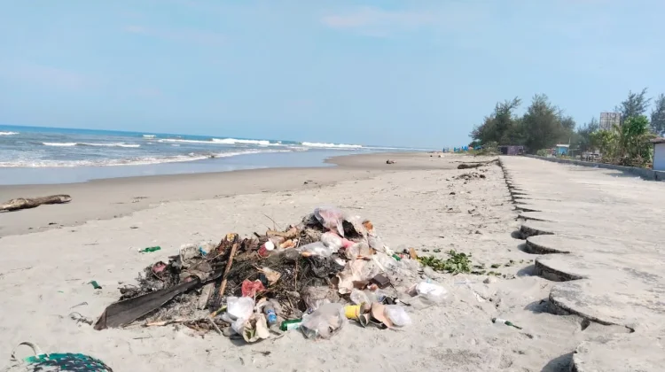 Sampah di Pantai Panjang Bengkulu Masih Jadi Persoalan yang Tak Kunjung usai