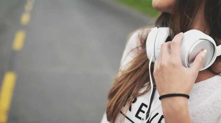 Bahaya Penggunaan Headphone Terlalu Lama bagi Kesehatan