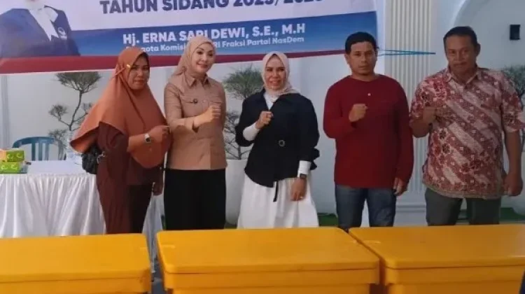 Erna Sari Dewi Salurkan Ratusan Cooler Box untuk Nelayan Bengkulu