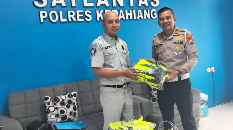 JR Bengkulu Serahkan Rompi Lalu Lintas, Perkuat Dukungan Keselamatan Lalin