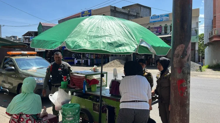 Satpol PP Tertibkan PKL yang Gunakan Trotoar serta Bahu Jalan