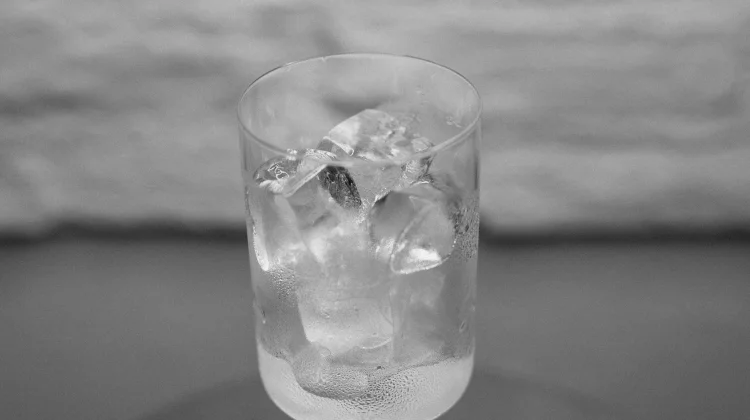 Bahaya Terlalu Sering Minum Air Es bagi Kesehatan