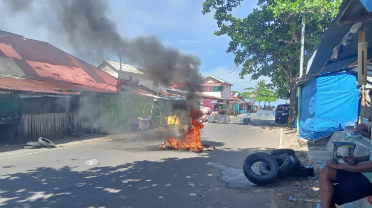 Nelayan Malabero Blokir Jalan Protes Penangkapan Solar untuk Melaut