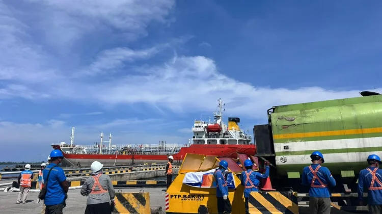 PTP Nonpetikemas Bengkulu Perdana Operasikan Layanan Drop Tank untuk Curah Cair