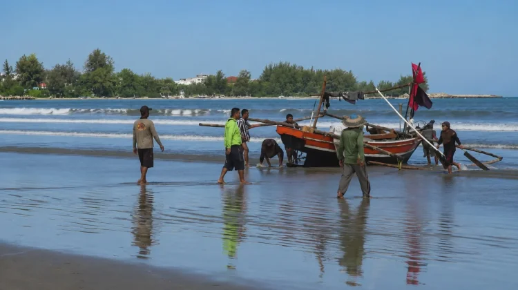Nelayan Pantai Zakat Bertahan Ditengah Ketidakpastian Cuaca