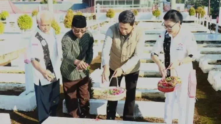 Persatuan Umat Buddha Indonesia Provinsi Gelar Tabur  Bunga  TMPN