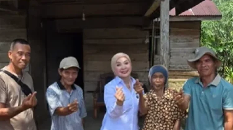 Erna Sari Dewi Tinjau Program Bedah Rumah Warga di Bengkulu tengah